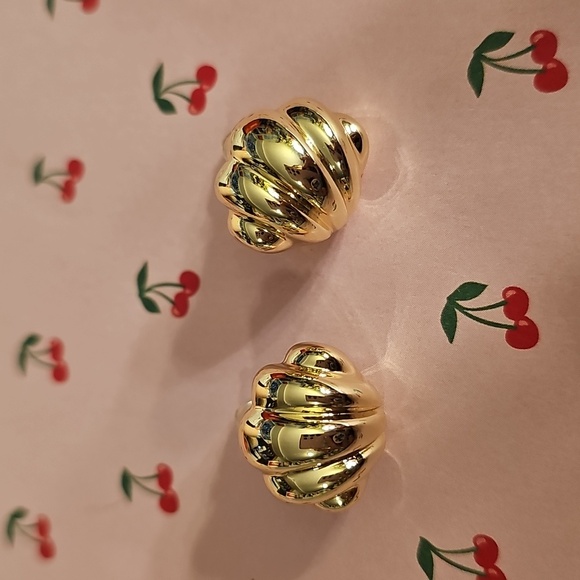 Gold Shell Earrings - Picture 2 of 3